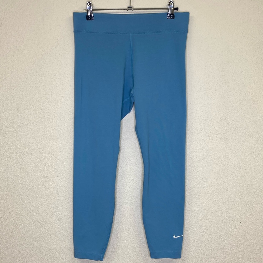 Nike Cropped Leggings Size Medium